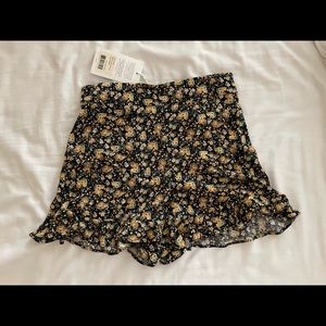 Sezane Dorian shorts in Black and yellow blossom. New with tags!